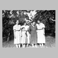 109-0045 1939 in Schroeders Garten. Von links Rosemarie und Hannelore Schroeder, Frau Hilde Meier.jpg